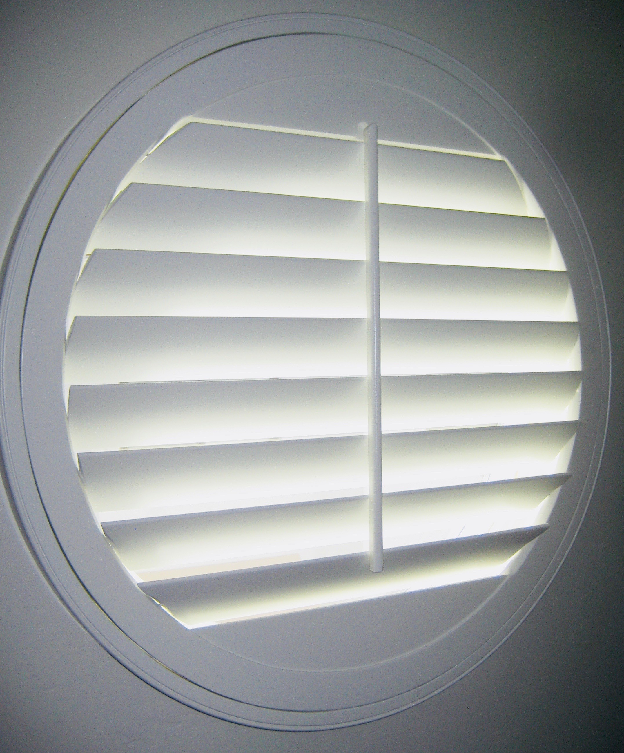 Circle Shape White Window Shutter